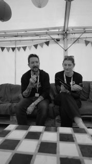 🔥 Throwback thursday. Backstage talk with the mighty @frankturner at Noisehausen 2025. Thanks to our wonderful @taube.bianca 🙌🏻🔥
Save your „Early Hawk“- tickets for the season. 2 days left…link in bio.
#noisehausen #noisehausenfestival #frankturner #throwback #festival