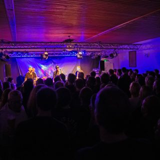 🔥Noisehausen shakes Canada. Danke für ein ausverkauftes Haus, die grandiose Stimmung und die ganz spezielle Energie an diesem Abend! Thank you for the music @ackermanns_blueten , @zach_mathieu und @joeleila.rock 🤘🏻 Thank you for the wonderful drumset @bearcustomdrums ! Thx @geetarboy for the sound! Danke für die wundervolle Zusammenarbeit @canadaweissbraeu 🤝🫶🏻🔥
Pics by @seiler.grafikdesign , @ni_ka0312 ❤️
#noisehausen #canada #live #concert #rock