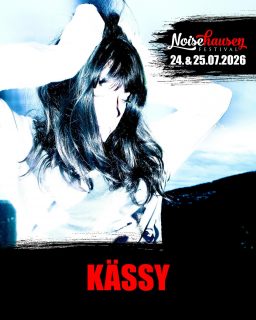 🔥 Katrin Paucz hat bereits in der Vergangenheit in der Live-Band von Oehl und Bilderbuch gespielt und ist Teil des Indie-Hip-Hop-Projekts Sharktank. Solo macht die Wienerin unter dem Namen Kässy Musik, die sich selbst als „Glitch Pop“ irgendwo zwischen Nirvanas Grunge-Erbe und dem glitzernden Futurismus von Hyperpop-Begründer A.G. Cook einordnet. Welcome to Noisehausen Festival 2026, @iamkaessy 🙌🏻🔥

Save your tickets. Links in bio. 
#noisehausen #noisehausenfestival #noisehausen2026 #kässy #festival