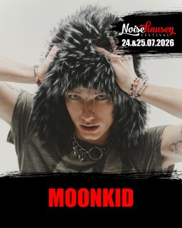 🔥 @moonkidonamission ist der untouchable Superstar, der wasted Punker und der verlorene Außenseiter aus der Schule in einer Person. Nahbar und irgendwie trotzdem unerreichbar. Auf punkigen E-Gitarren singt er über den Schmerz seiner verlorenen Liebe, erinnert Hörer*innen dabei selbst an das Gefühl, wenn sich Wege trennen und zeigt ihnen gleichzeitig, dass es immer irgendwie weiter geht. We can’t wait, welcome to Noisehausen Festival 2026 🙌🏻 Banger! 🔥

#noisehausen #noisehausenfestival #moonkid #festival #summer