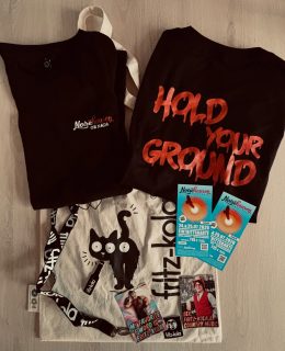 🔥 Wir haben hier noch was tolles für euch. Wir verlosen ein exklusives Noisehausen x fritzkola - Package:
- 2 Kombitickets für Noisehausen 2026
- 2 brandneue Noisehausen Festivalshirts
- 2 fritzkola Jutetaschen mit Flaschenöffner, Lanyards und Stickern 🔥
Um teilzunehmen
✓ musst Du Follower von Noisehausen und @fritzkola_muc auf Instagram sein
✓ und diesen Beitrag liken und sag uns in den Kommentaren, mit wem du gerne das Noisehausen Festival 2026 besuchen möchtest
Unter allen, die bei diesem Beitrag bis zum 22.07.26 um 23:59 Uhr MEZ auf „Gefällt mir“ geklickt und diesen Beitrag kommentiert haben, werden zwei Gewinner ausgelost.
► Die Gewinner werden am 23.07.26 bekanntgegeben
► Das Gewinnspiel richtet sich an Follower unserer Seiten - also bitte nicht vergessen vorher Noisehausen und fritzkola_muc auf Instagram zu folgen.
► Mit der Teilnahme sicherst Du zu, dass Du mindestens 18 Jahre alt bist
► Das Gewinnspiel steht in keiner Verbindung zu Instagram und wird in keiner Weise von Instagram gesponsert, unterstützt oder organisiert.
#noisehausen #peace #love #rocknroll #fritzkola